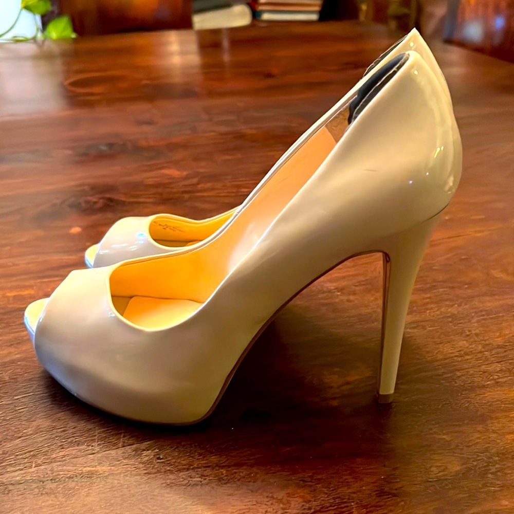 Guess patent cream heels 5”